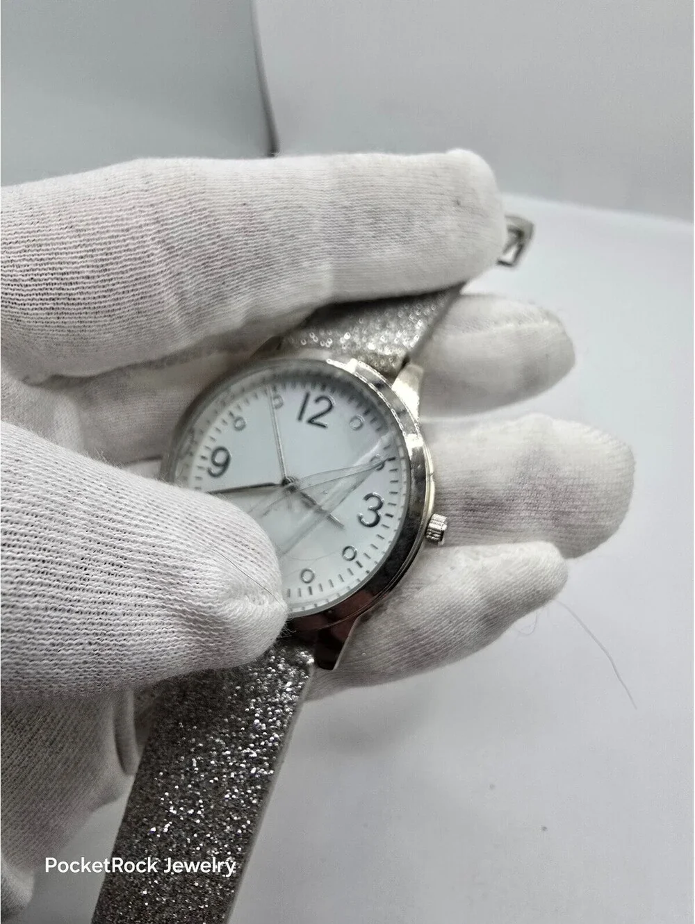 Ding Feng Quartz Analog Watch White Dial Arabic Numerals Silver Faux Strap
